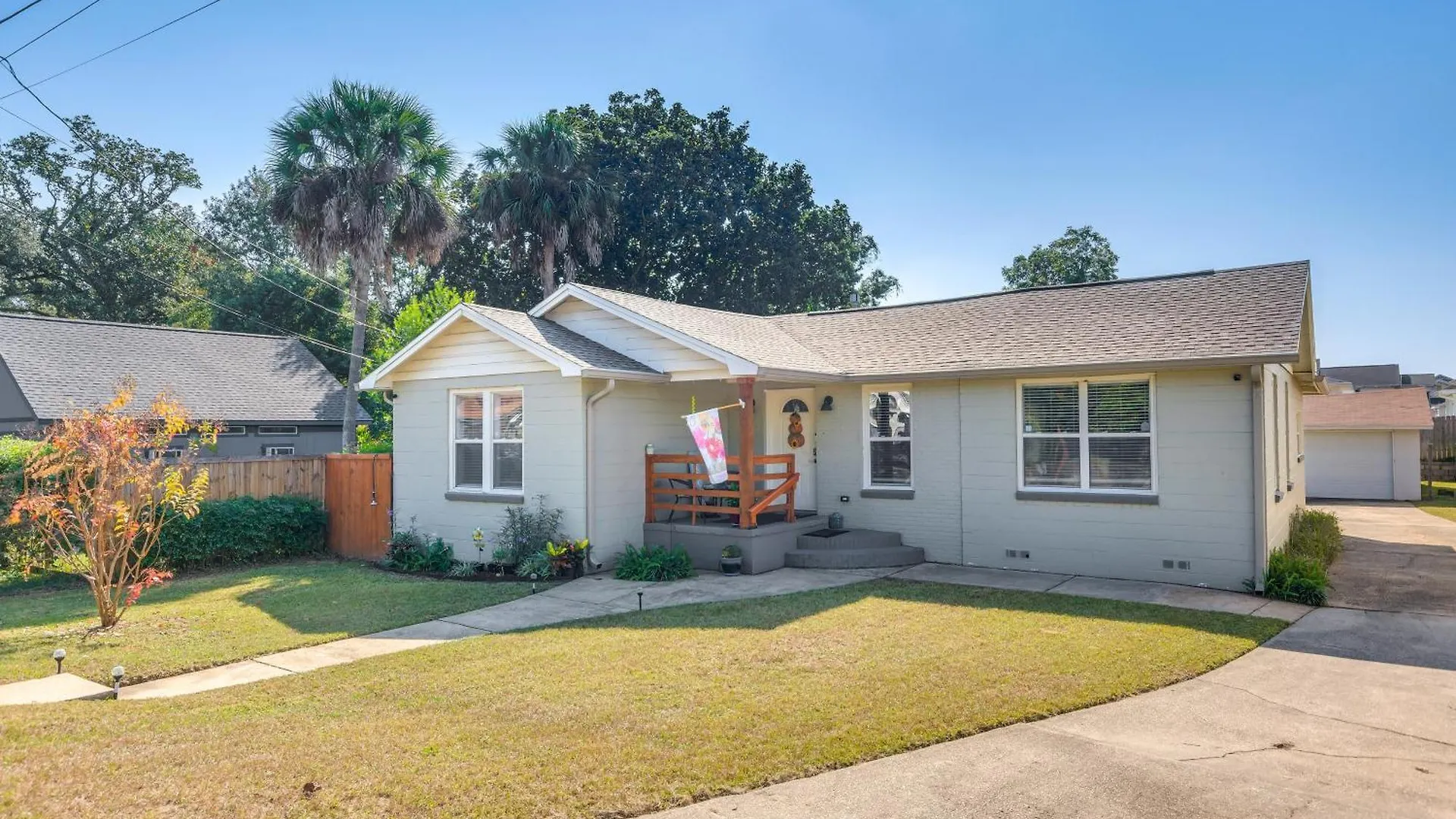 1 Mi To Dtwn Home With Furnished Patio In Pensacola